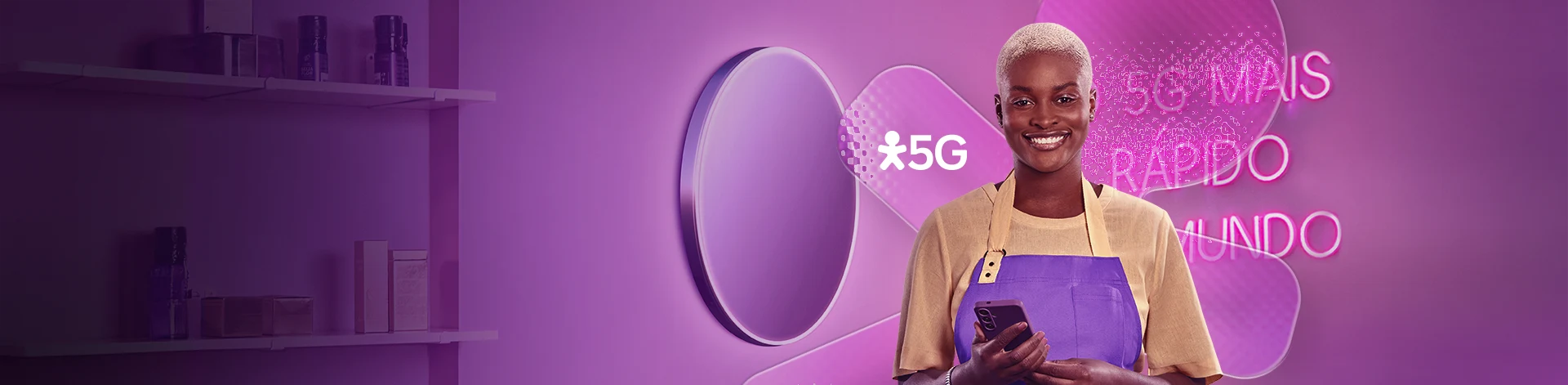 Imagem de profissional segurando celular no salão de beleza, acima logo Vivo 5G.