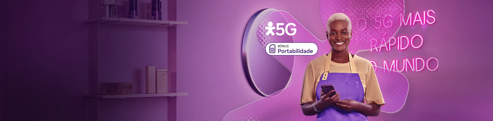 Mulher com avental roxo, segurando celular, ao lado logo Vivo 5G e texto: Bônus portabilidade.