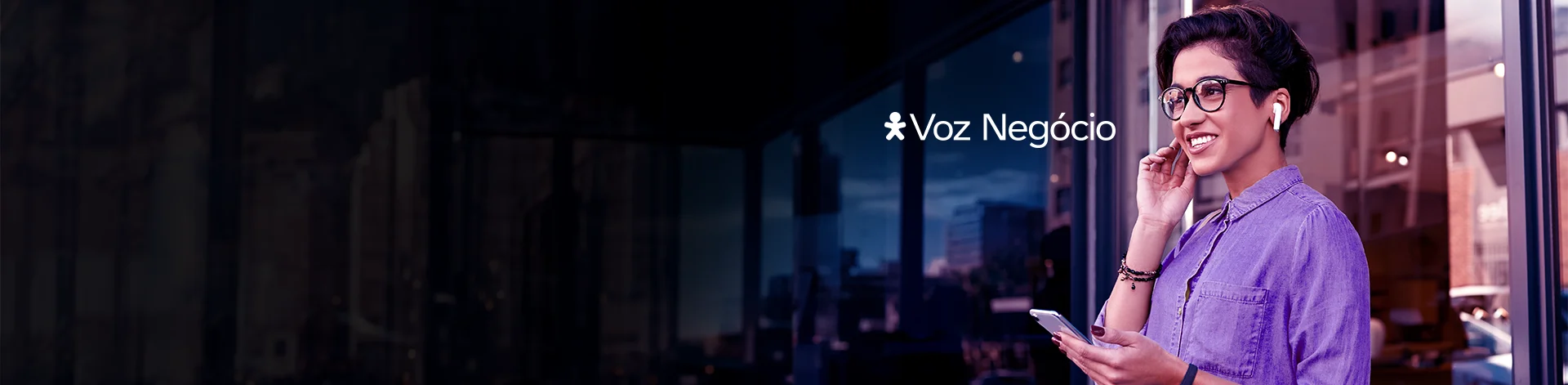 Mulher sorrindo com celular na mão e usando fones de ouvido com logo Vivo Voz Negócio em cima.