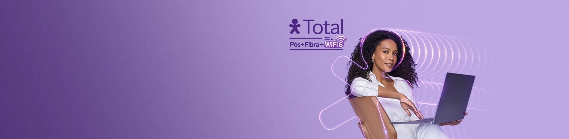 Imagem de uma mulher sentada na cadeira segurando um notebook na mão. Logo Vivo Total