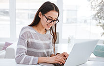 mulher mexendo no notebook