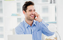 homem falando no celular