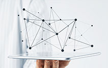 uma mão segurando um tablet