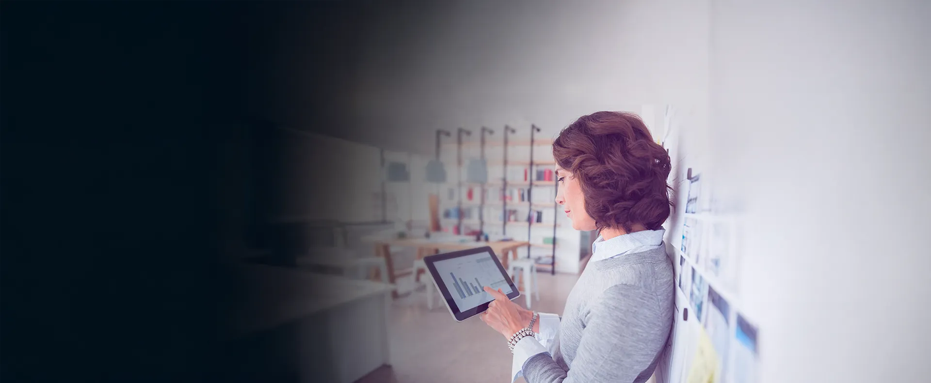Imagem de uma mulher mexendo em um tablet