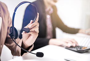 mãos segurando um fone de ouvido com microfone