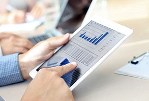 mãos mexendo no tablet