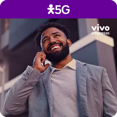 Homem de terno cinza ao telefone. Acima logo Vivo 5G e Vivo empresas