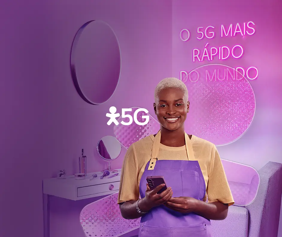 Mulher com avental e celular em mãos. Ao fundo, salão de beleza. Lê-se: O 5G mais rápido do mundo.