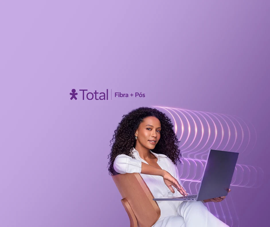 Taís Araújo sentada com notebook, ao lado logo Vivo Total Pós + Fibra + Wi-fi 6