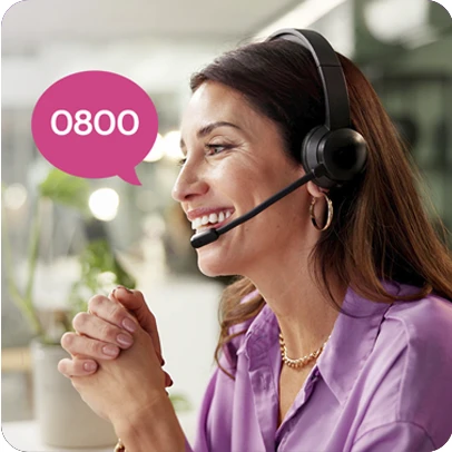 Mulher com fone de ouvido conversando com cliente, balão de fala com texto: 0800.