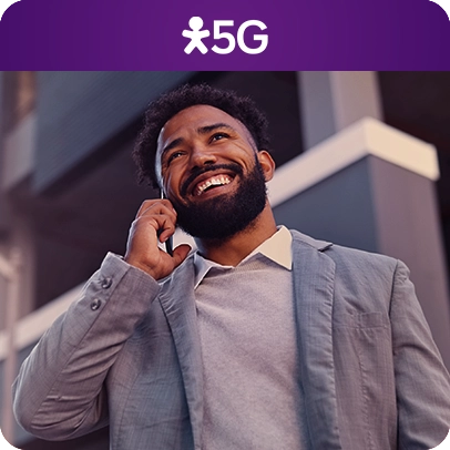 Imagem de uma pessoa sorrindo enquanto fala ao celular, lê-se "Vivo 5G".