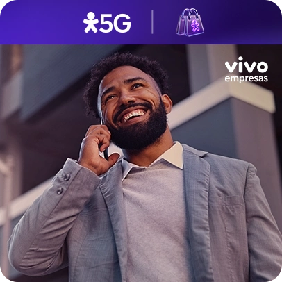 Homem de terno cinza ao telefone. Acima logo Vivo 5G e sacolinha.