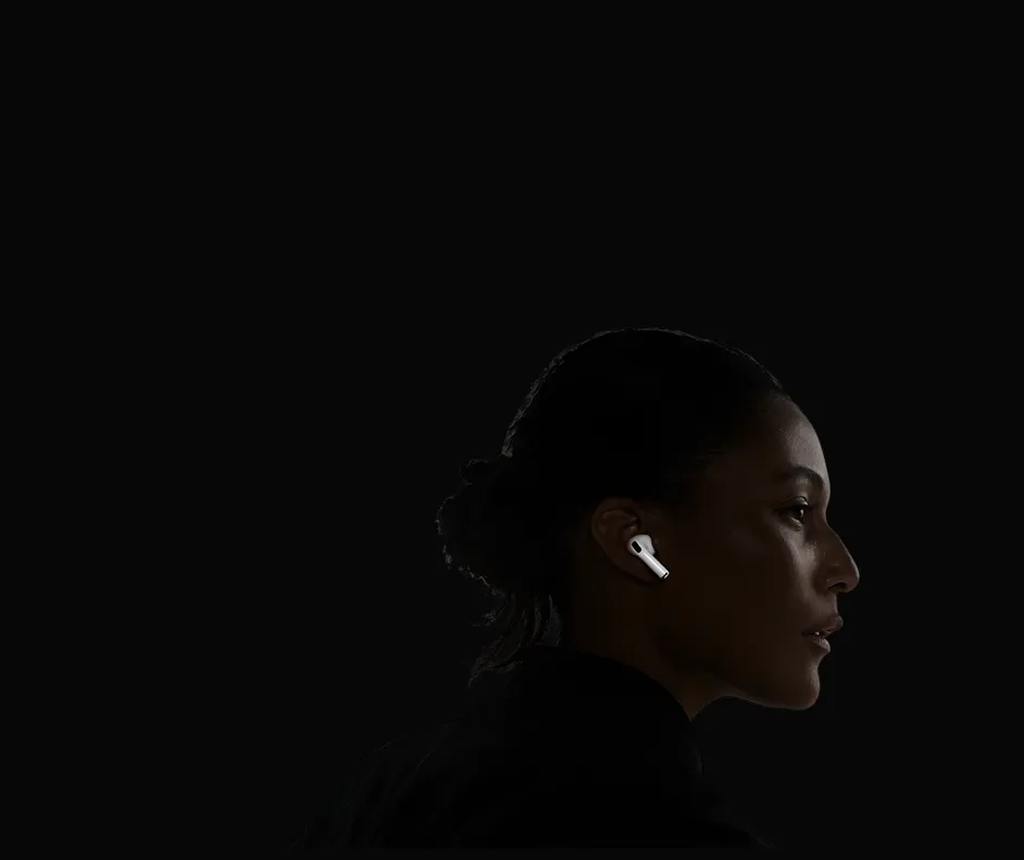 Foto de uma mulher com foco nos fones de ouvido.