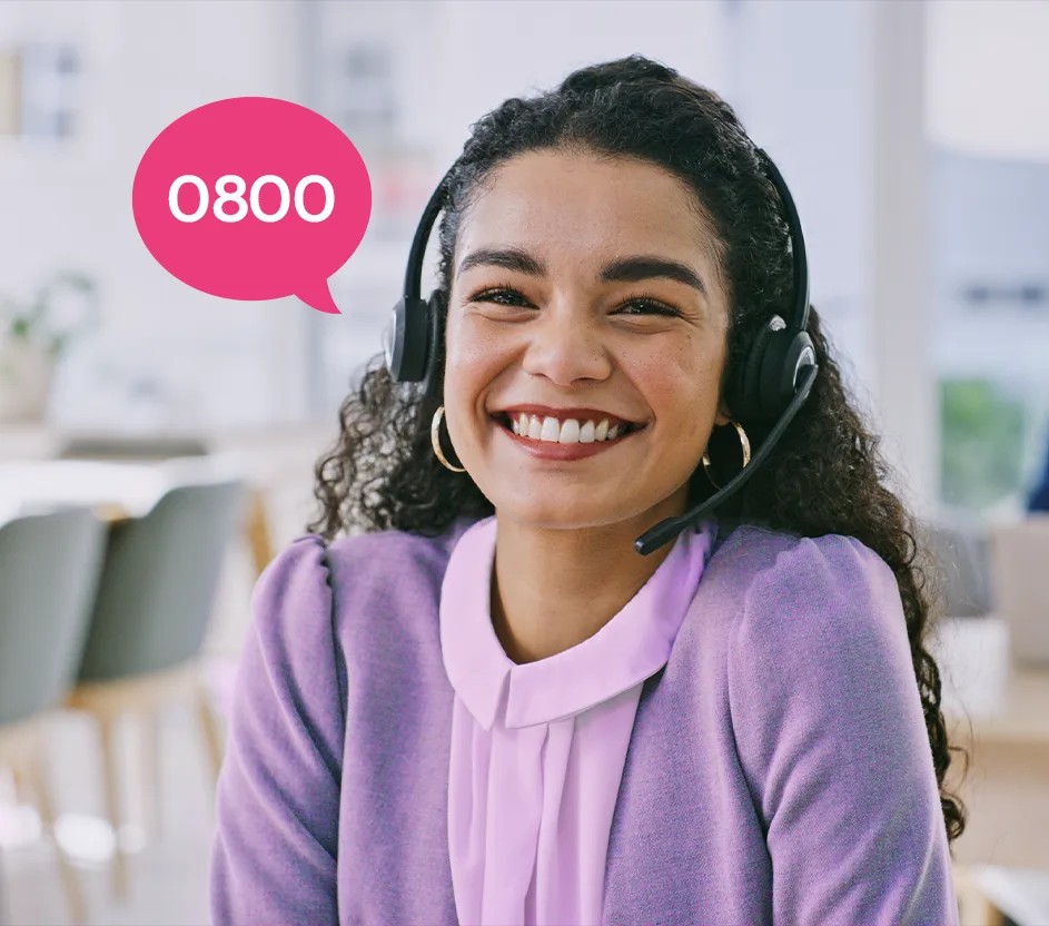Imagem de uma mulher com fone de ouvido sorrindo e um balão de fala ao lado escrito "0800"