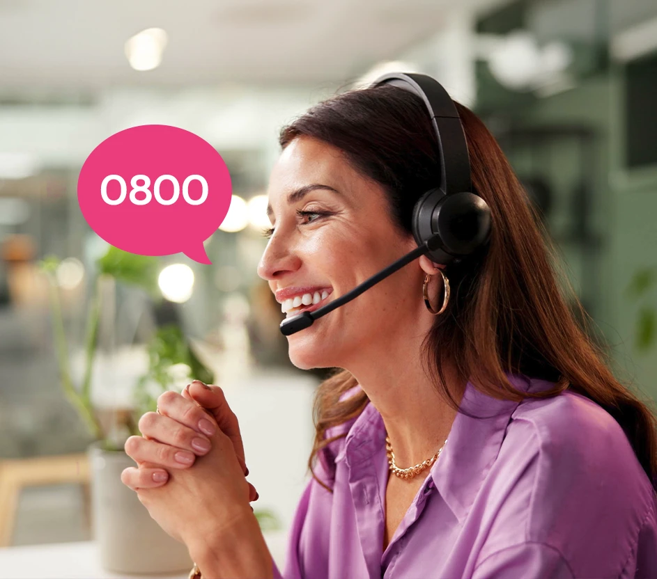 Pessoa utilizando headset em ambiente corporativo com destaque para o número 0800.