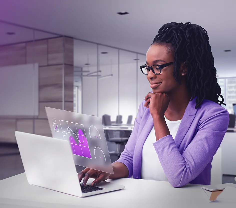 Imagem de uma mulher sentada em um escritório trabalhando com notebook