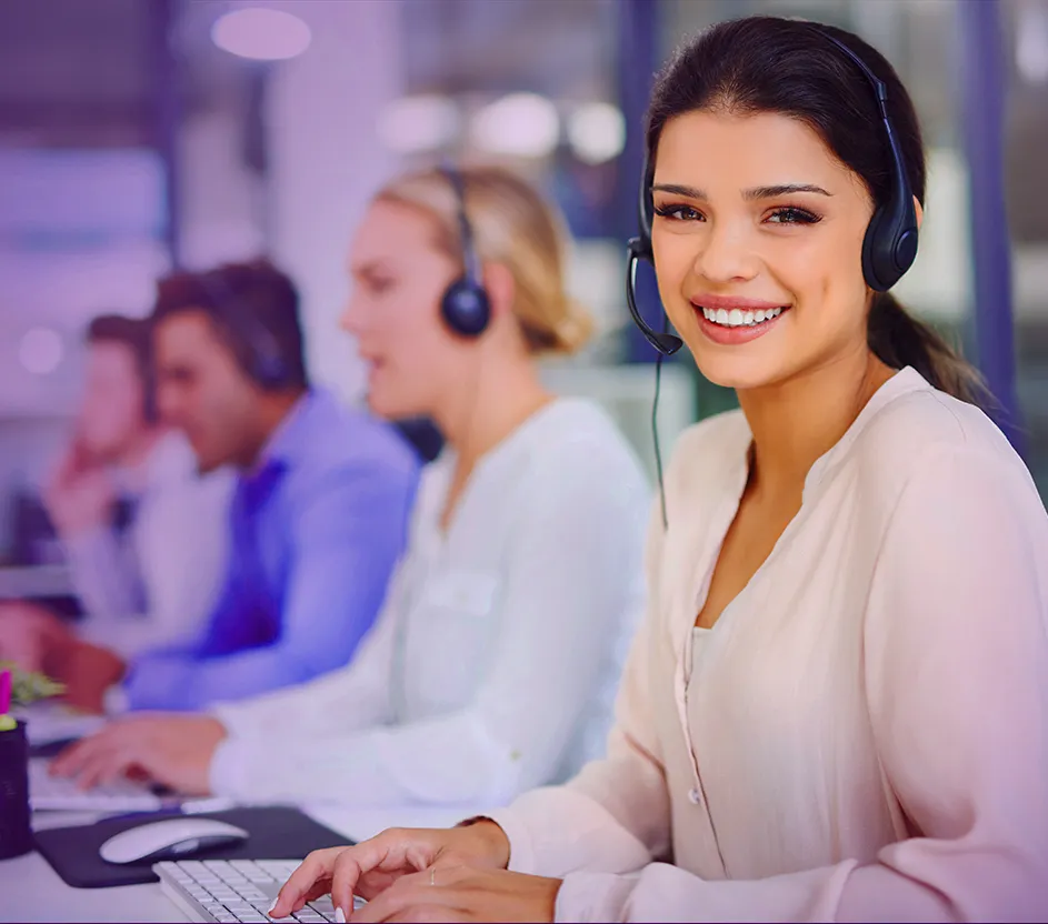 Imagem de pessoas fazendo atendimento remoto, usando fones de ouvido