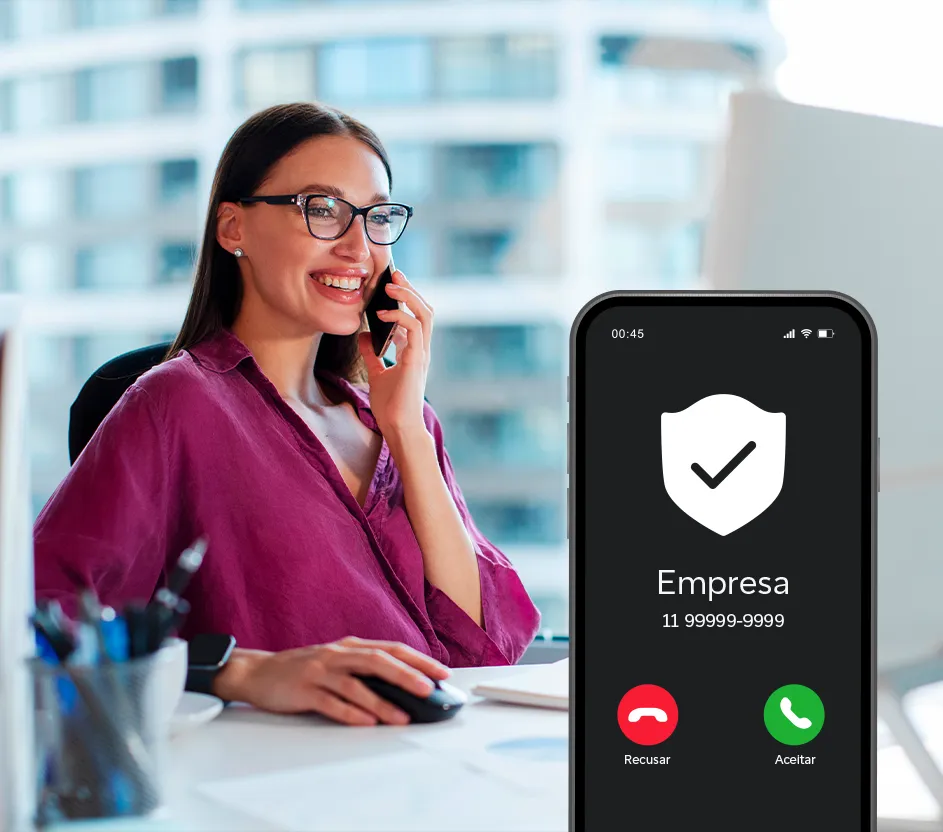 Imagem de uma mulher sorrindo e falando ao celular, montagem de um celular recebendo chamada.