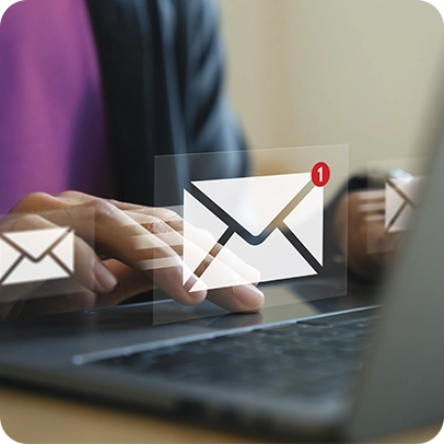 Imagem de pessoa digitando em notebook, acima ícones de e-mail com notificação de e-mail recebido.