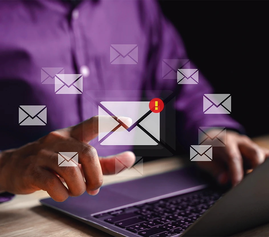 Imagem de pessoa em frente ao notebook com ícones de e-mail flutuando em volta.