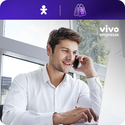 Homem falando no telefone e no notebook com logo Vivo e sacola Purple Friday.