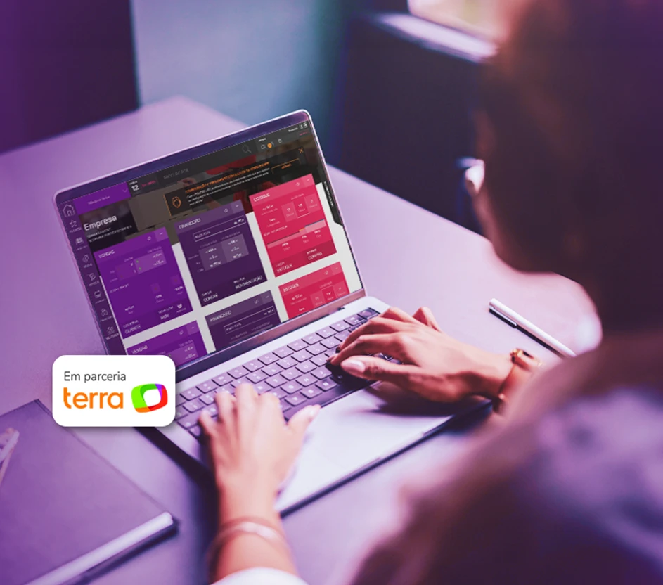 Mulher usando notebook com Painel do ERP da Vivo na tela e logo do Terra na frente.