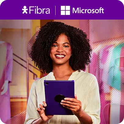 Imagem de uma mulher sorrindo olhando para frente com um tablet na mão