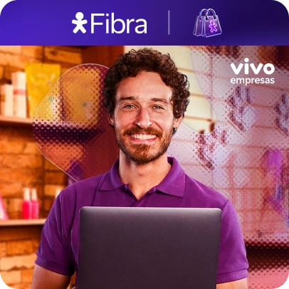 Homem de camisa roxa com notebook nas mãos e fundo com prateleiras, acima o logo Vivo Fibra e sacola