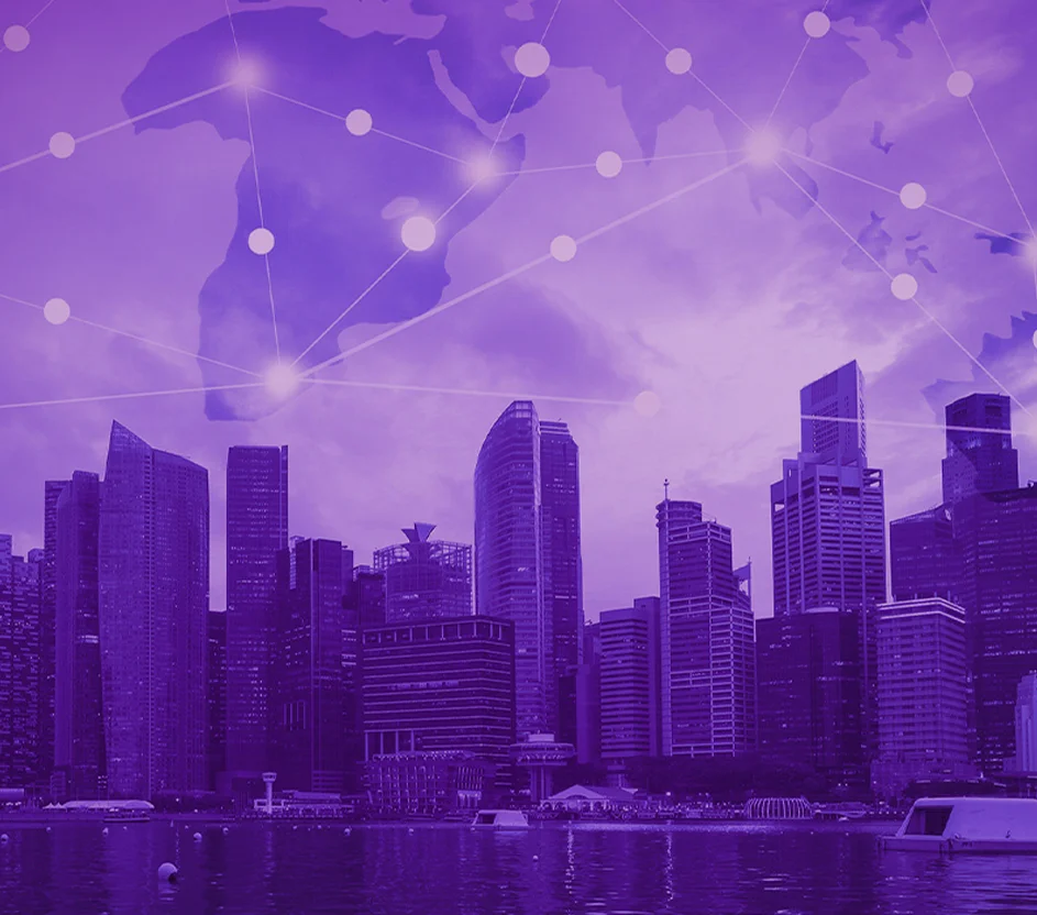 Centro urbano com vários prédios e ilustração de mapa mundi e redes conectadas por cima.