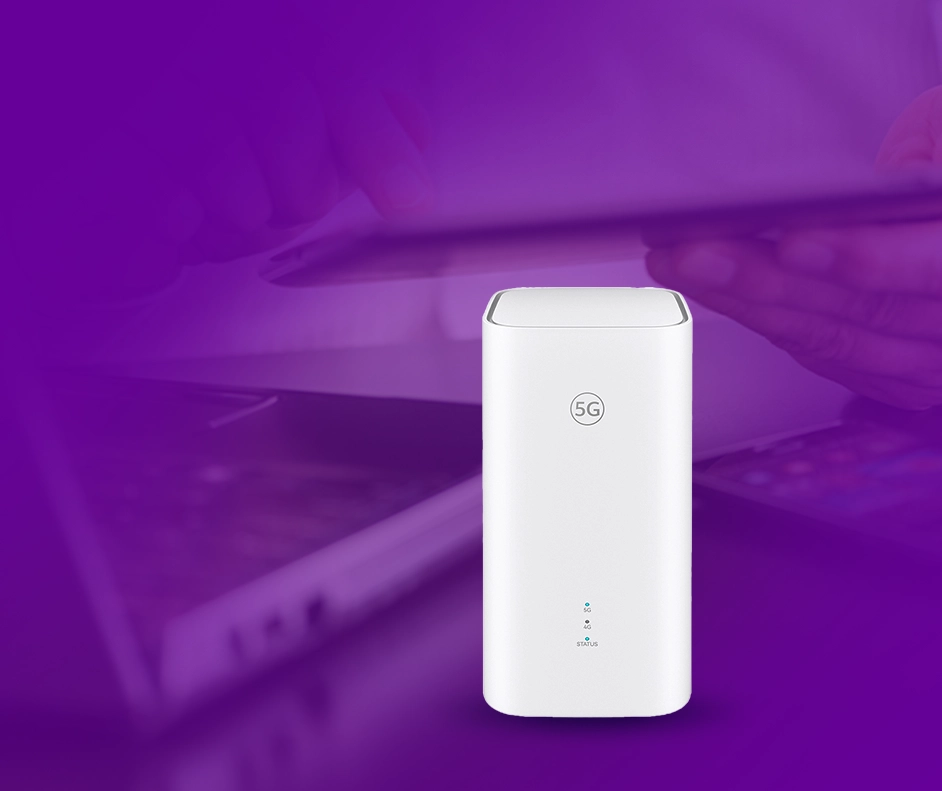 Imagem do Roteador 5G da Vivo, ao fundo uma pessoa mexendo no tablet em frente ao notebook.