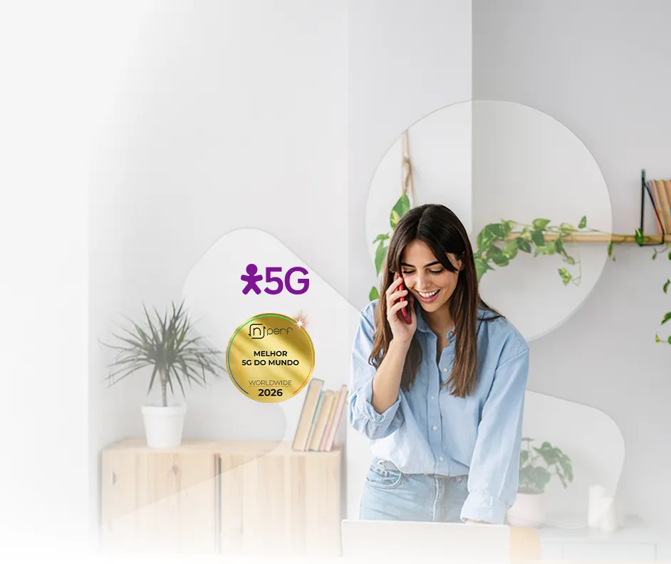 Pessoa usando celular ao lado do selo nPerf de Melhor 5G do Mundo 2026.