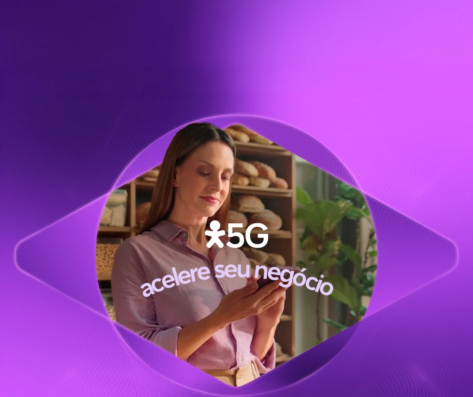 Imagem de mulher em padaria mexendo no celular. Com logo Vivo 5G. Lê-se: Acelere seu negócio.