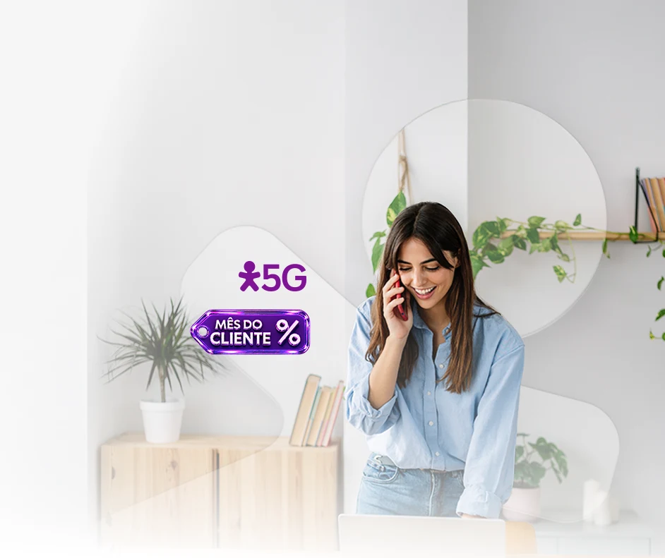 Pessoa usa smartphone ao lado de notebook em banner do Mês do Cliente 5G.