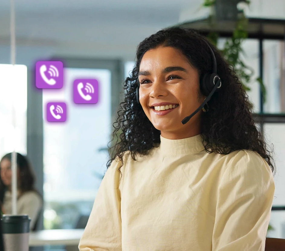 Imagem de mulher com fones de ouvido sorrindo, ao lado 3 ícones de chamadas telefônicas.