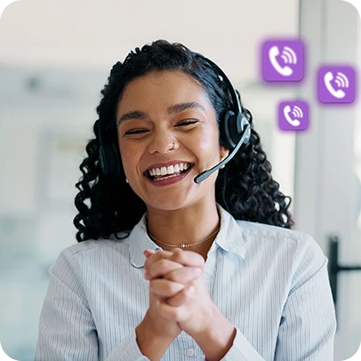 Mulher sorrindo, mãos juntas, sorrindo, usando fones de ouvido com microfone.