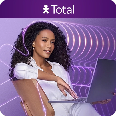 Imagem de uma mulher, pele negra, segurando um notebook. Lê-se: "Vivo Total".