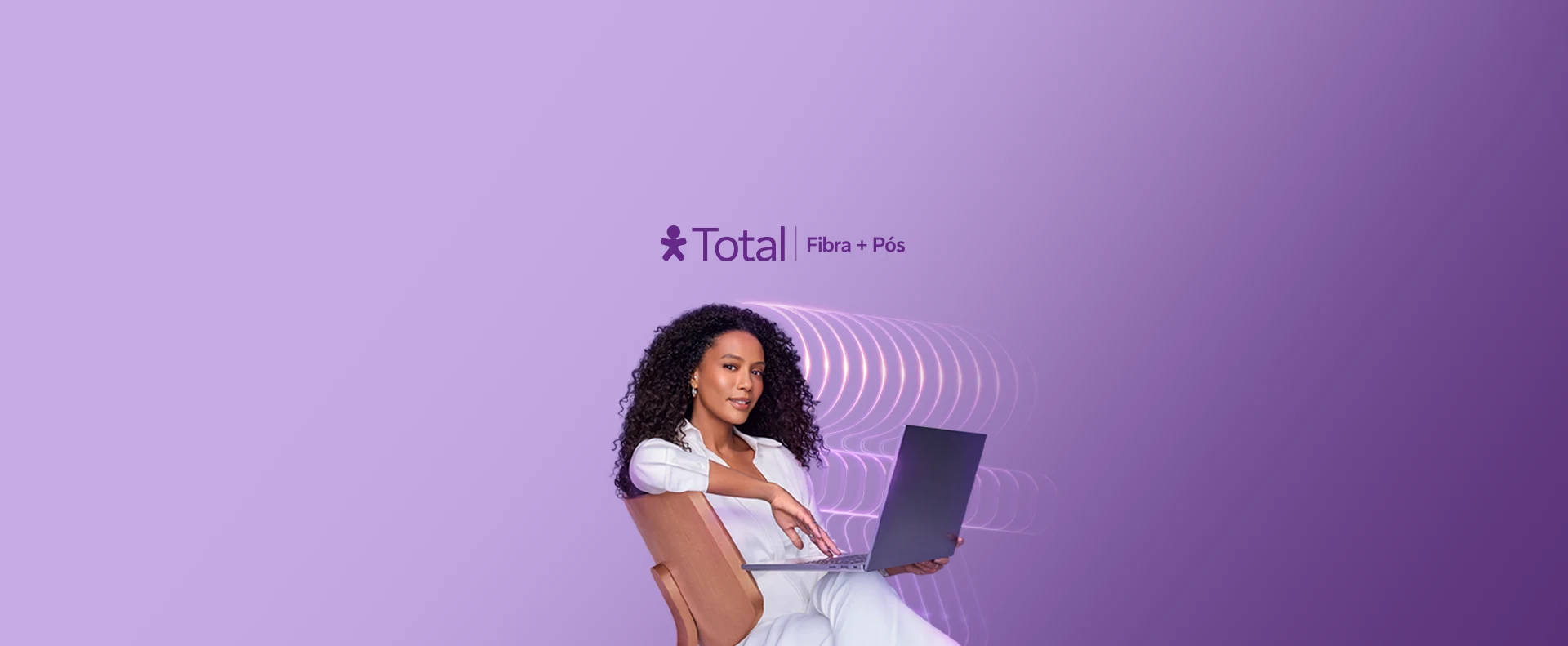 Taís Araújo sentada com notebook, ao lado logo Vivo Total Pós + Fibra + Wi-fi 6