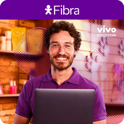 Imagem homem de camisa roxa com notebook nas mãos e fundo com prateleiras, acima o logo Vivo Fibra