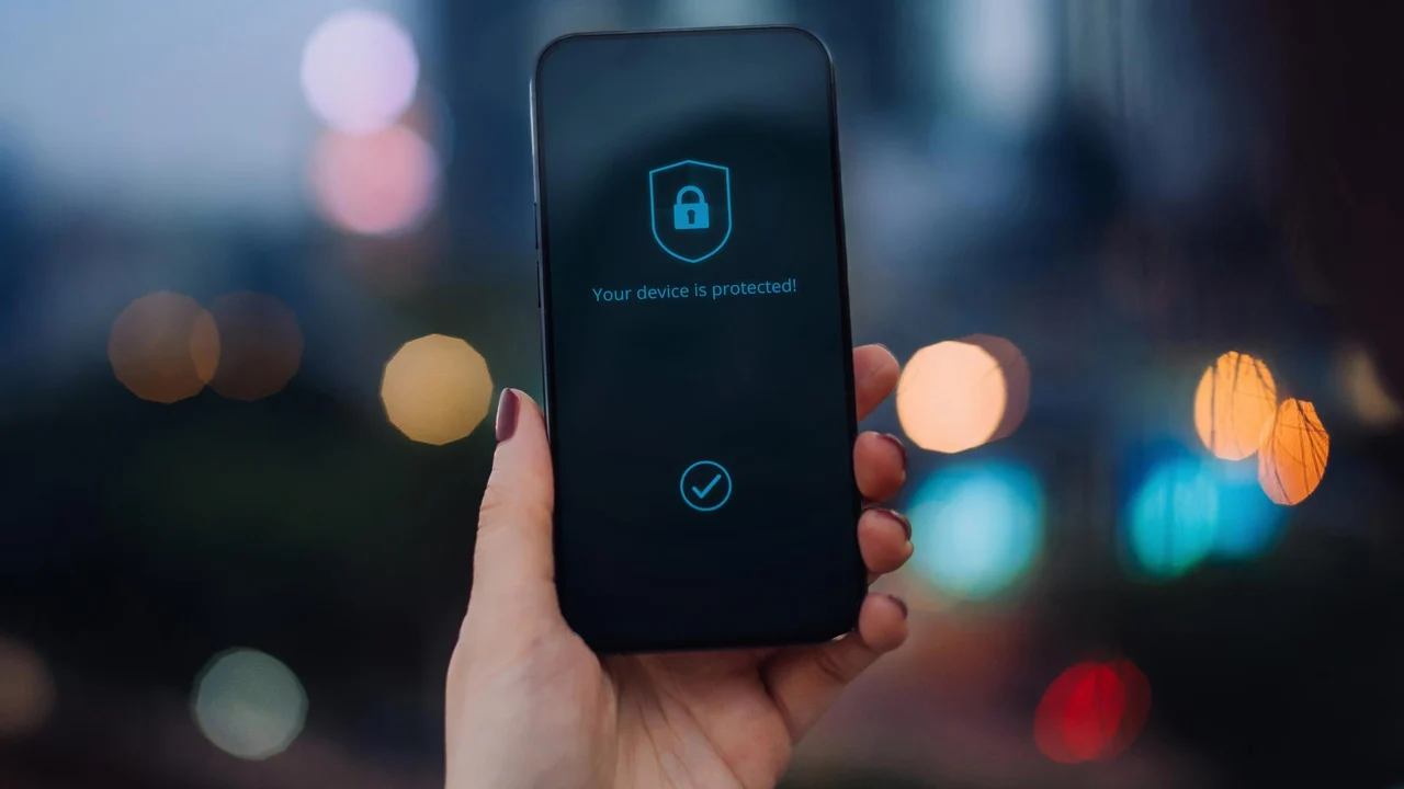 Família sentada no sofá assistindo TV