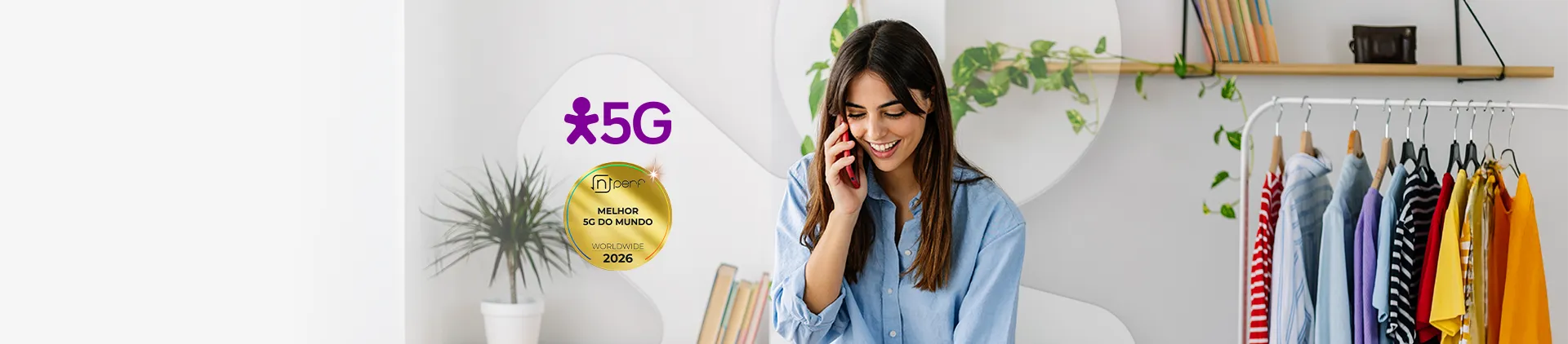 Pessoa ao celular em ambiente de trabalho com selo nPerf de Melhor 5G do Mundo 2026.