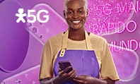 Imagem de profissional segurando celular no salão de beleza, ao lado logo Vivo 5G.