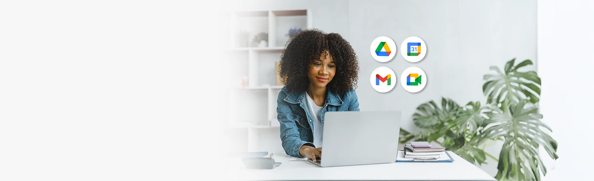 Imagem com mulher mexendo no notebook, ao seu redor ícones dos aplicativos Google Workspace