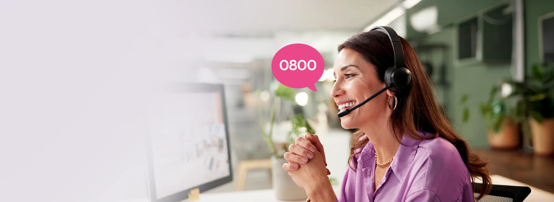 Imagem de mulher com headset em frente ao computador e balão rosa escrito 0800.