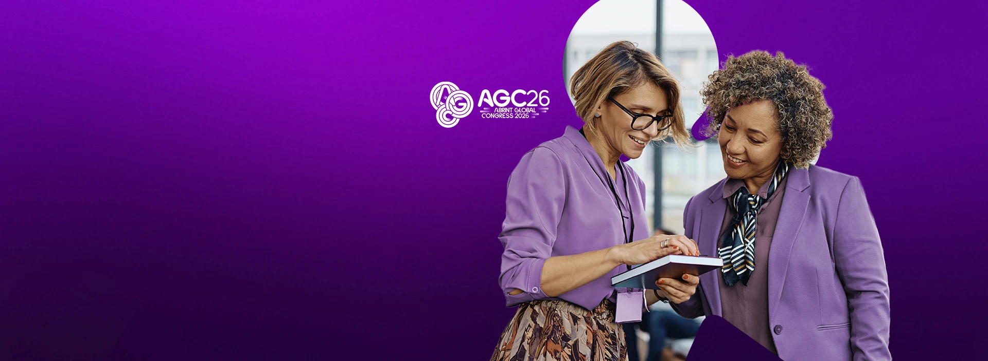 Imagem de duas mulheres conversando olhando para um caderno de anotações. Logo Abrint 2026.