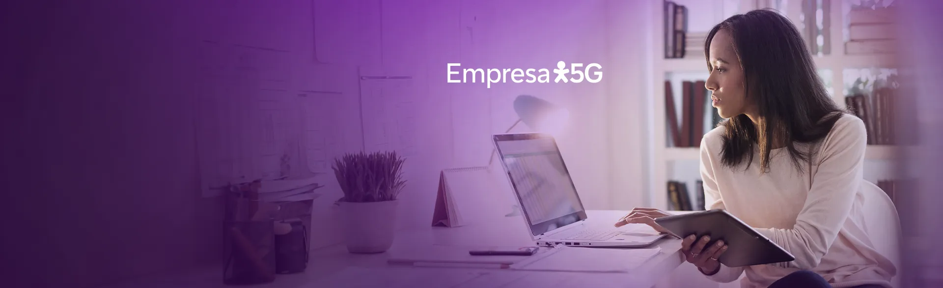 Imagem de uma mulher sentada mexendo no computador. Logo Empresa Vivo 5G