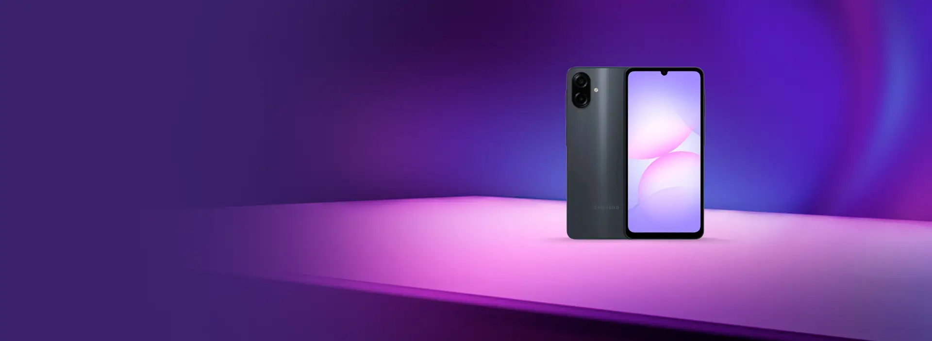 Fundo roxa mesclado com roxo e o aparelho Samsung Galaxy A07.