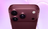 iPhone 18 Pro com acabamento vinho sobre fundo em tons de lilás.