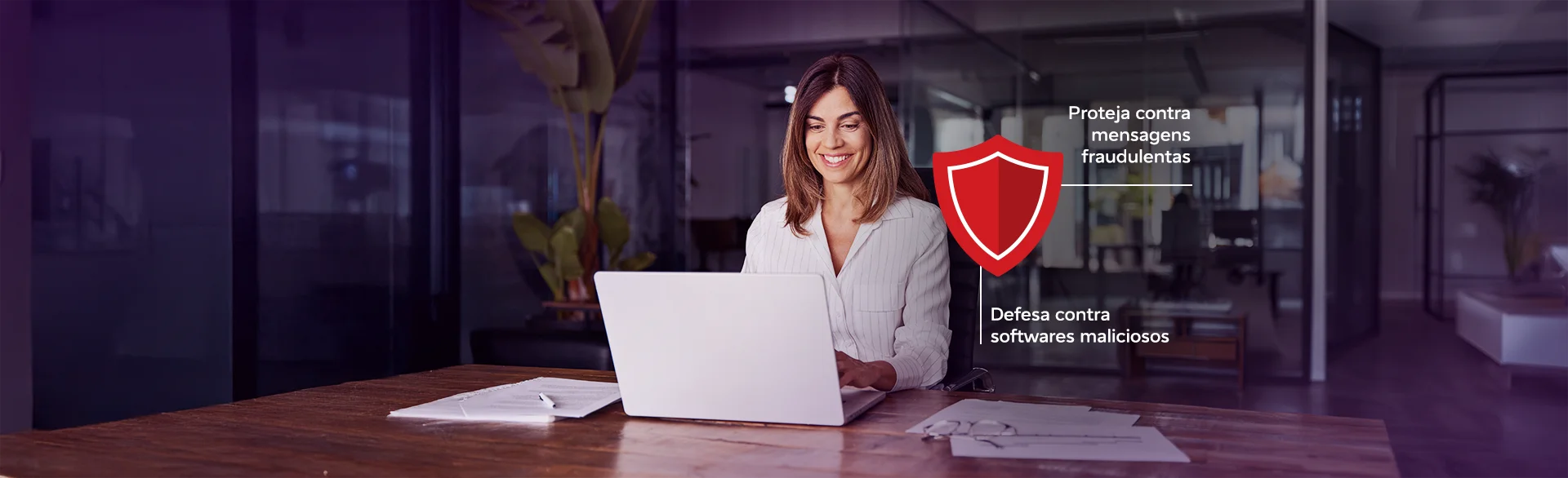 Mulher no escritório: Proteja contra mensagens fraudulentas e Defesa contra softwares maliciosos.