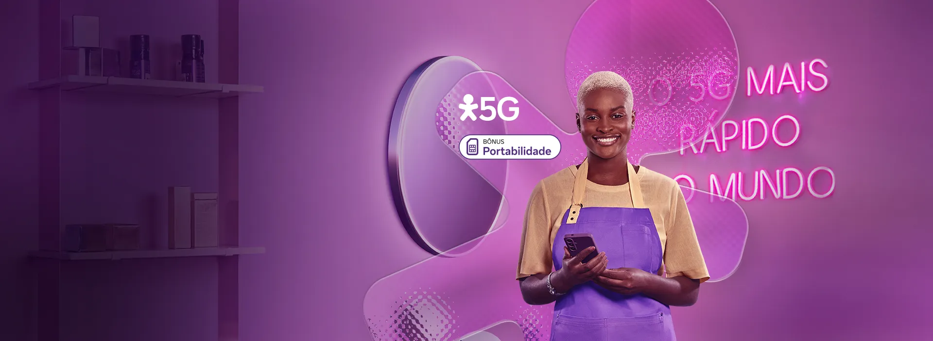 Profissional segurando celular em salão de beleza, lê-se: Super bônus portabilidade. E logo Vivo 5G.