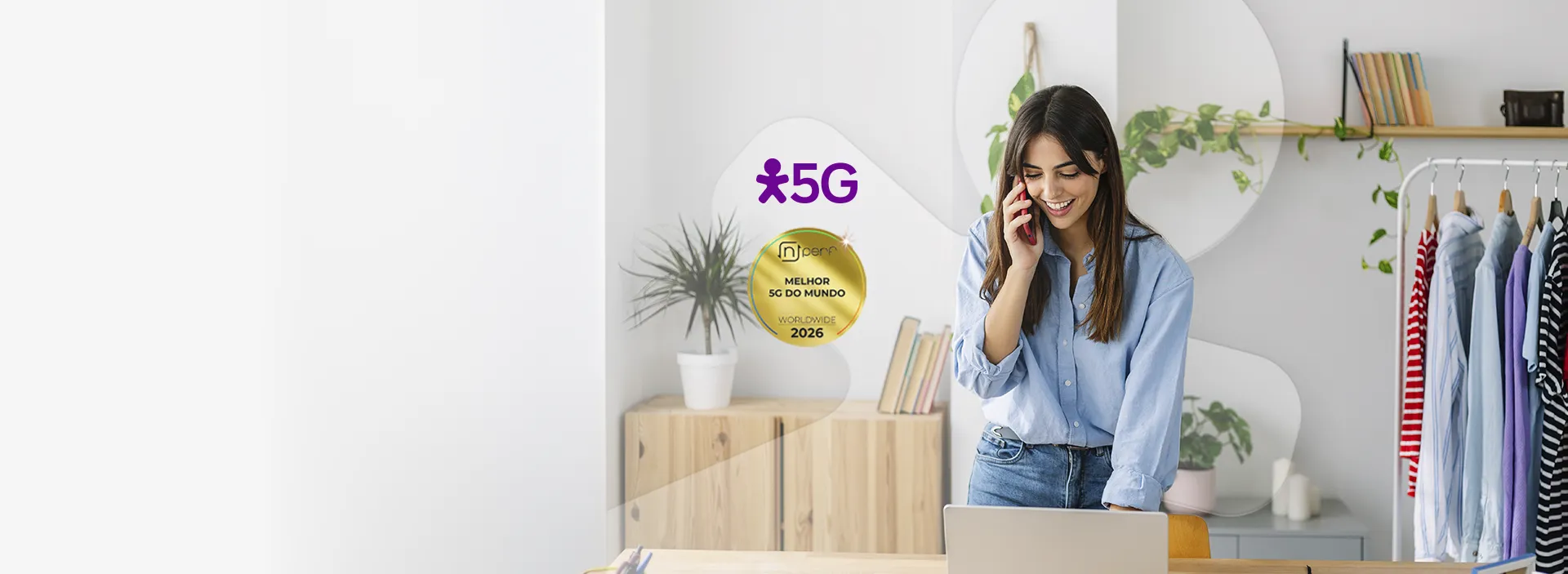 Pessoa ao celular em ambiente de trabalho com selo nPerf de Melhor 5G do Mundo 2026.